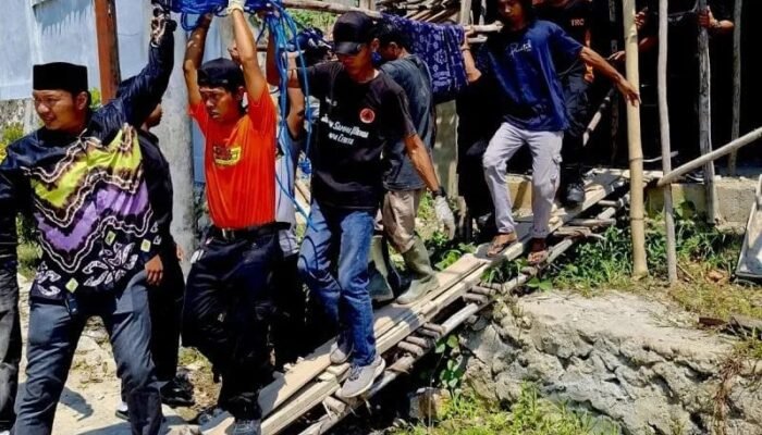 Perbaiki Atap Rumah, Usup Tersengat Listrik