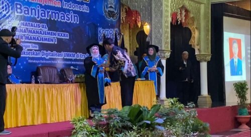 Diwakili Sang Adik di Prosesi Wisuda Sarjana STIMI Banjarmasin, Tangis Haru Keluarga Almarhum Rizki Langsung Pecah 1 IMG 20231028 WA0018 e1698486019897