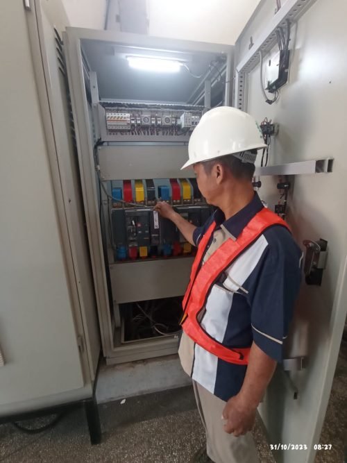 Tingkatkan Layanan Pelanggan, PAM Bandarmasih Pasang MCCB Baru di Booster S Parman 1 IMG 20231031 WA0013 e1698724349573