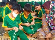 Siswa Dasar Belajar Langsung Mengolah Purun 18 Siswa Dasar Belajar Langsung Mengolah Purun