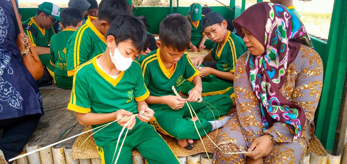 Siswa Dasar Belajar Langsung Mengolah Purun 1 hAL 10 2 kLM bjb 2 1