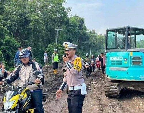 Satlantas Polres Katingan Bantu Evakuasi Truk Amblas 1 15 katingan 15