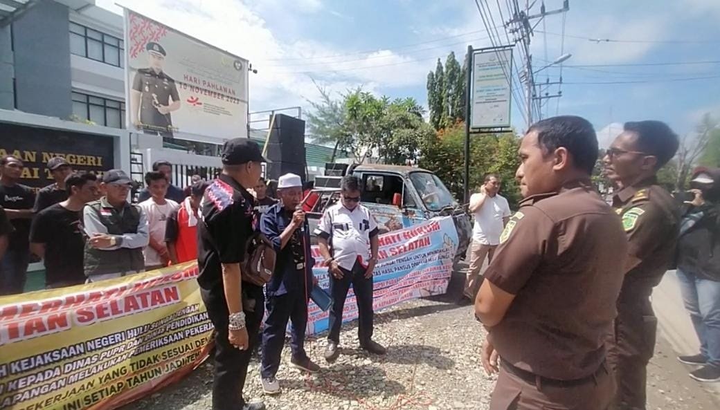 6 Massa Sambangi DPRD HST Soal Pansus dan Penegakan Hukum 1 3klm