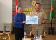 Wali Kota Banjarbaru Terima Dana CSR dari PT AM Intan Banjar