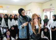 Vivi Zubedi Ajarkan Trik Rahasia Potong Rambut 16 Vivi Zubedi Ajarkan Trik Rahasia Potong Rambut
