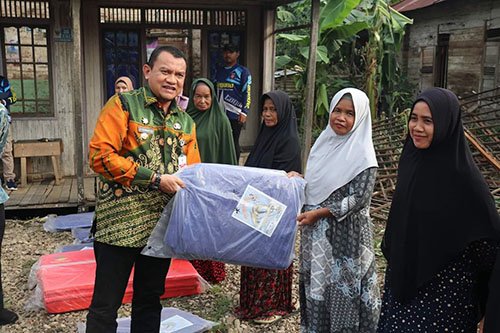 Pj Bupati Serahkan Bantuan Tanggap Bencana Angin Puting Beliung 1 Hal 12 HSS 1 3 klm 2