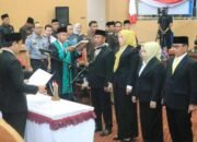 Ketua DPRD Tanbu&nbsp; Ambil Sumpah Empat Anggota PAW dari Partai Golkar
