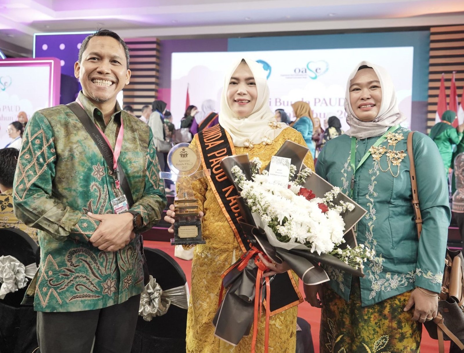 Hal 16 2 KLm Martapura Raih penghargaan