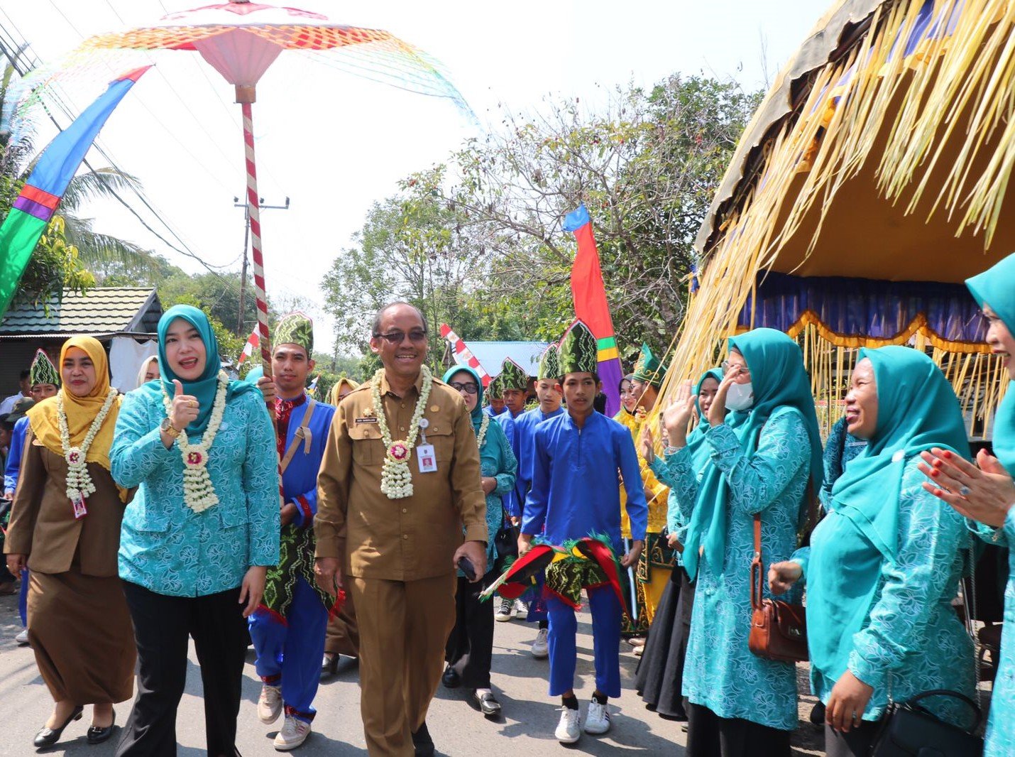 Hal 16 4 KLm Martapura disambut masyarakat 1