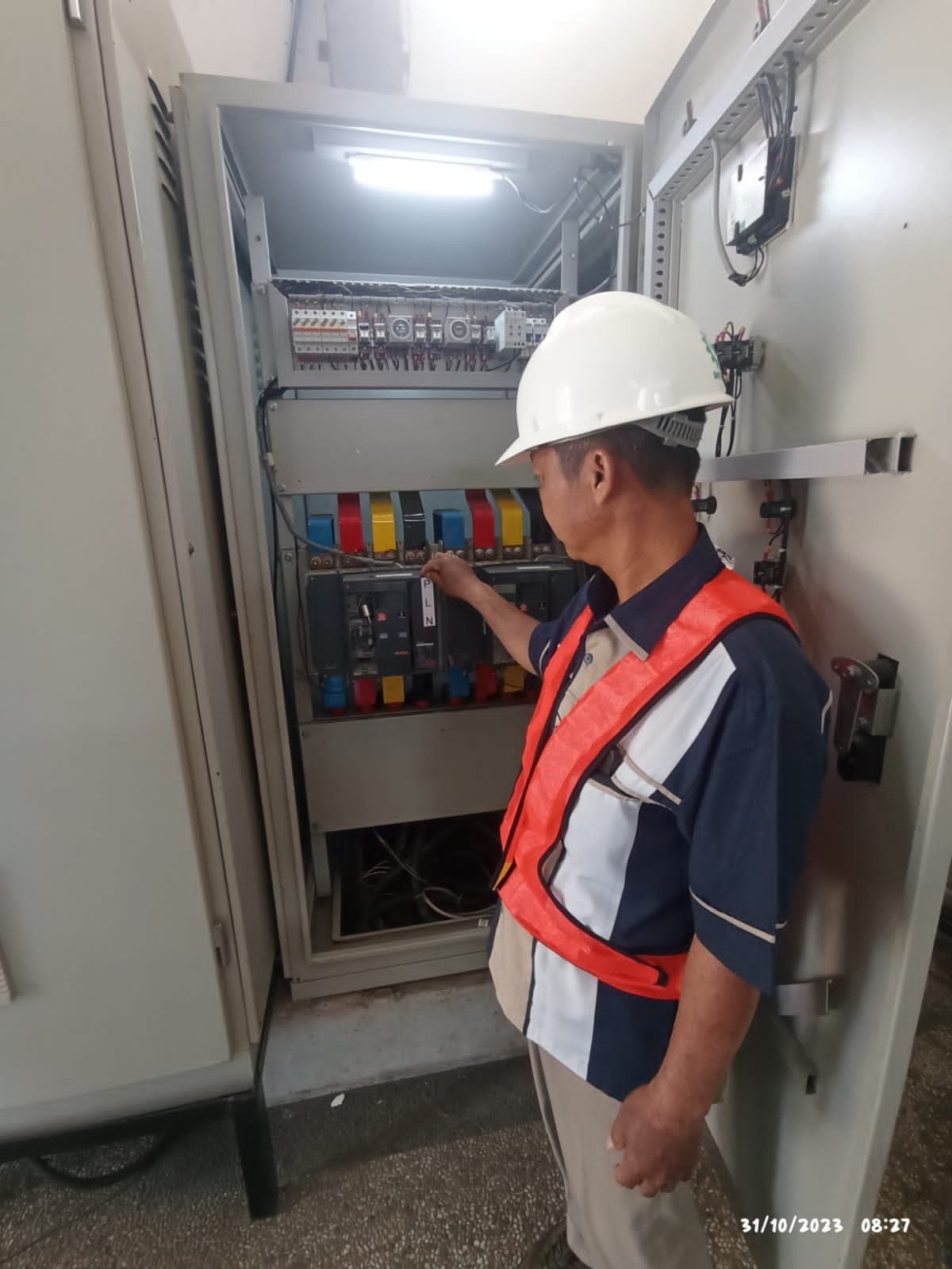 Tingkatkan Layanan, PAM Bandarmasih Pasang MCCB Baru di Booster S Parman 1 Hal 9 2 Klm Pelayanan PAM