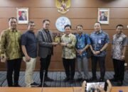 Wartawan Harus Taat dan Patuh Kode Etik Jurnalistik 31 Wartawan Harus Taat dan Patuh Kode Etik Jurnalistik
