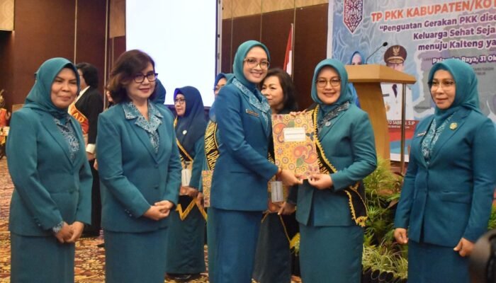 Ivo Sugianto Sabran Kukuhkan Bunda Forum Anak Daerah Kabupaten/Kota se-Kalteng