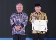 Mujiyat Terima Penghargaan Konstruksi Indonesia