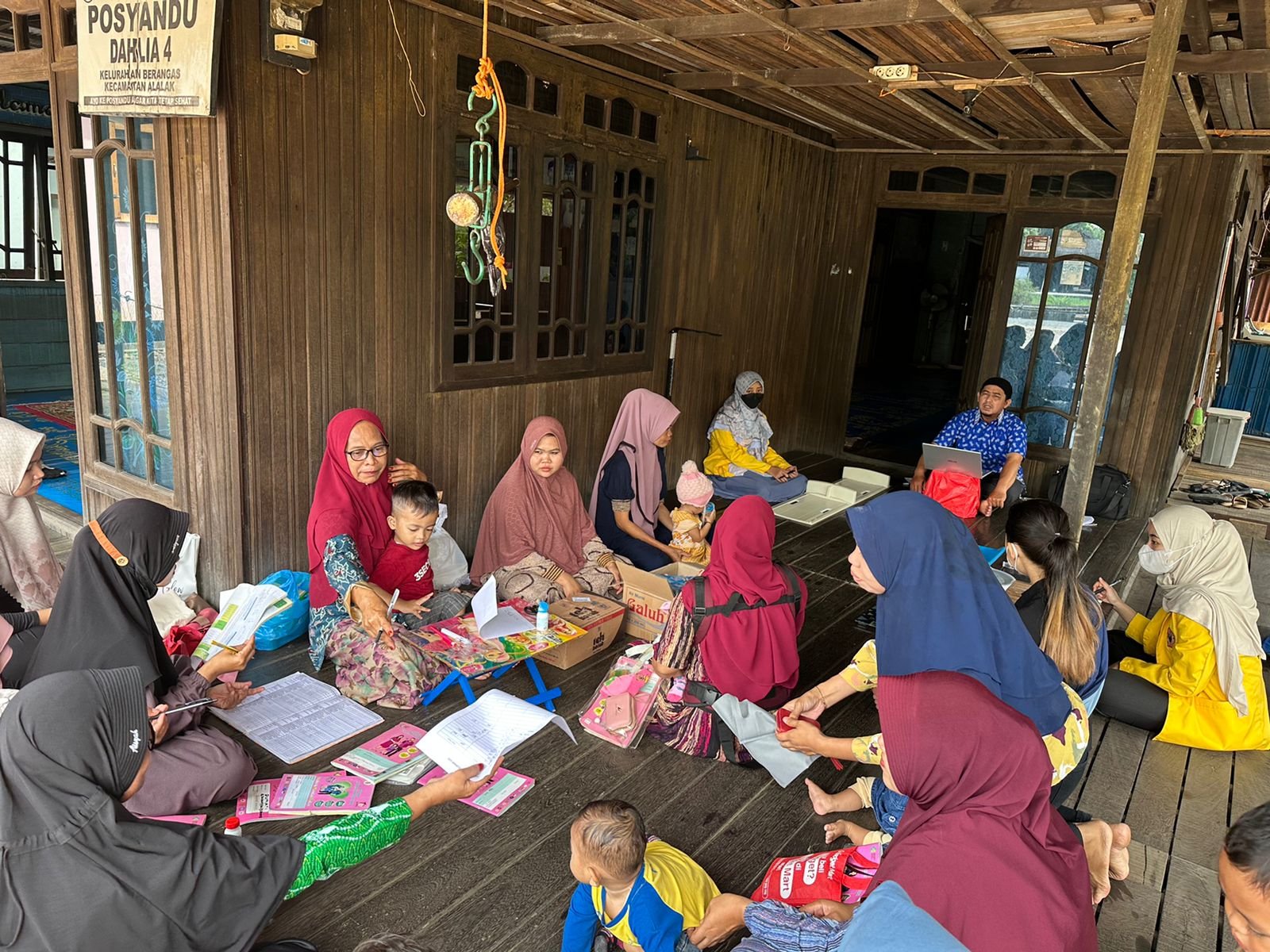 FK ULM Beri Pemahaman Pencegahan Stunting Masyarakat Brangas 1 IMG 20231107 WA0018