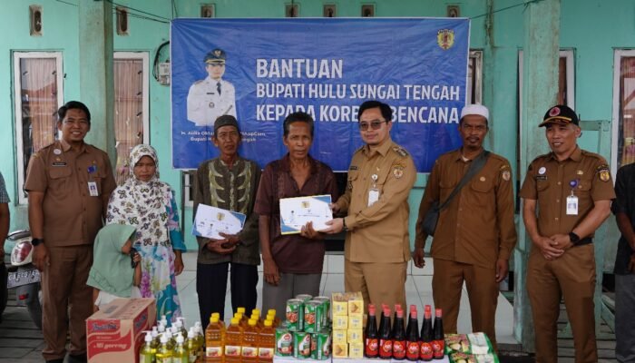 Bupati HST Serahkan Bantuan Korban Puting Beliung di Desa Mantaas
