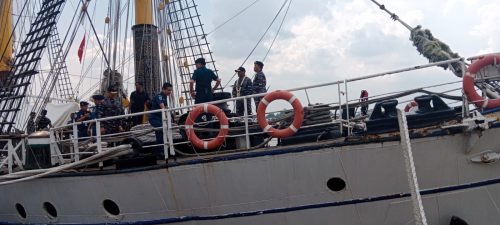 KRI Dewa Ruci dan Kapal Perang 590 Bersandar di Pelabuhan Trisakti Banjarmasin 1 IMG 20231115 WA0028 e1700050968483