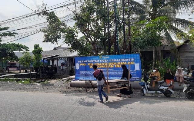 Satpol PP Tertibkan PKL di Kawasan Sungai Gardu, Pedagang Ingin Jadi Pasar Permanen