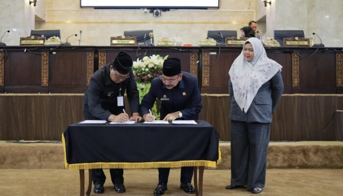 Raperda APBD Kalsel 2024 Rp10,4 Triliun Disetujui, Gubernur Ingatkan SKPD Jangan Asal-Asalan Pemakaian