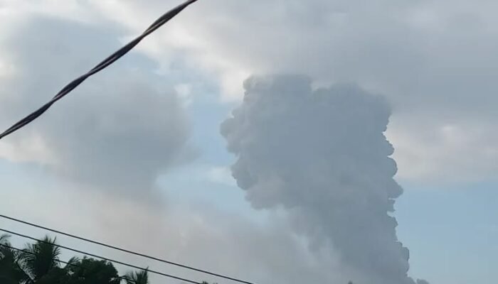 Gunung Dukono Maluku Utara Meletus