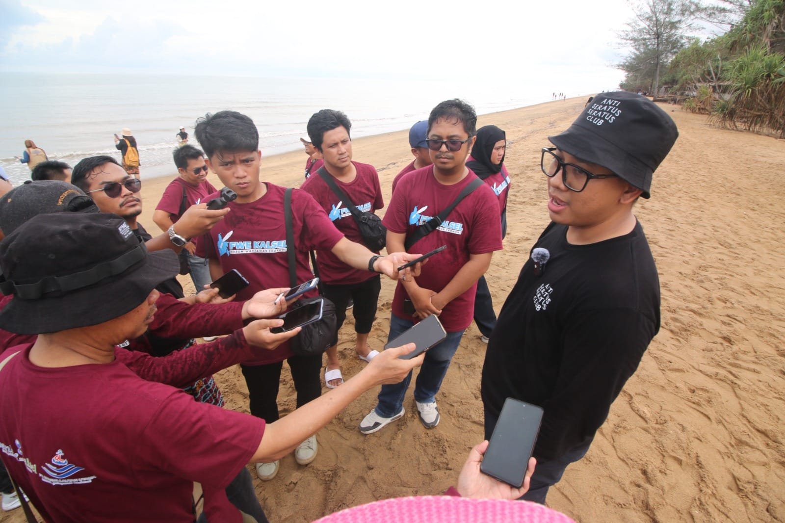Bersama Akbari, FWE Kalsel dan Berbagai Komunitas Peduli Lingkungan Lakukan Aksi Bersih-Bersih di Pantai Turki 1 IMG 20231127 WA0007