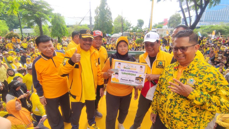 Hadiah Berlimpah, Ribuan Warga Kalsel Ikuti Jalan Santai HUT ke-59 Partai Golkar 3 IMG 20231104 170044