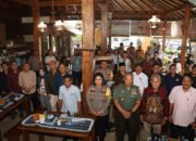 Ciptakan Pemilu Damai<br>Polres Banjarbaru Laksanakan "Ngupi Bakisahan" 30 Ciptakan Pemilu DamaiPolres Banjarbaru Laksanakan “Ngupi Bakisahan”