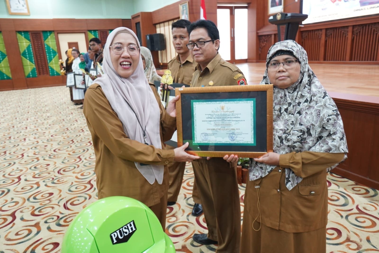 1 25 klm Penghargaan Adhiwiyata