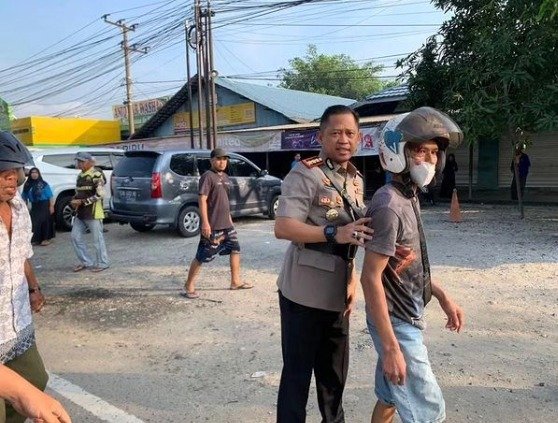 6 Kapolresta Bantu Pengendara Alami Kecelakaan 3klm