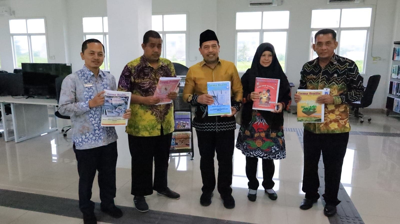 Ketua Ombusman RI Kepincut Pelayanan Perpustakaan Palnam Banjarmasin 1 Hal 10 3 KLm Ombusmen