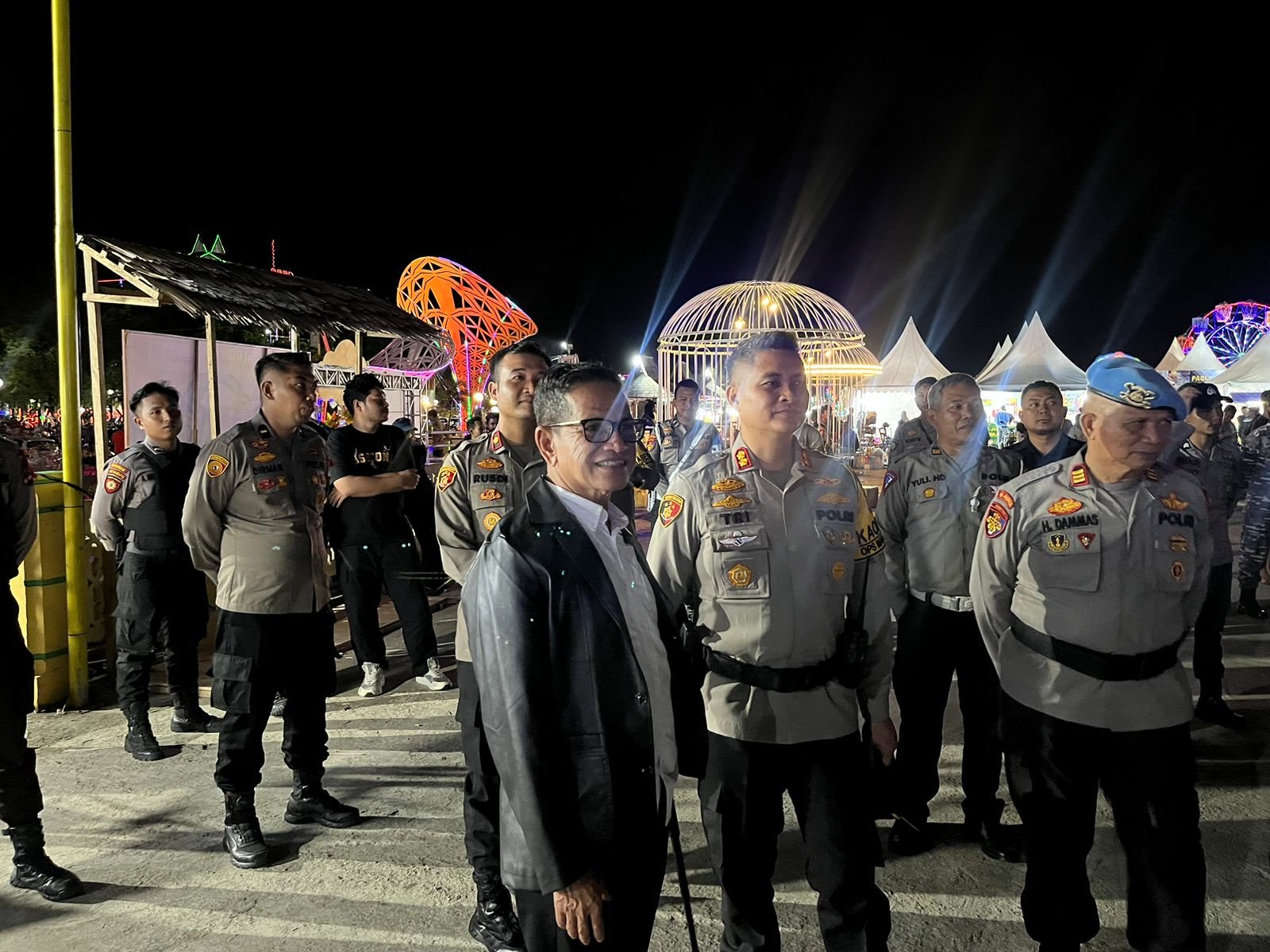 Kapolres Pimpinan Patroli Pengamanan Malam Natal di Kotabaru 1 Hal 16 K Baru 3 klm 14