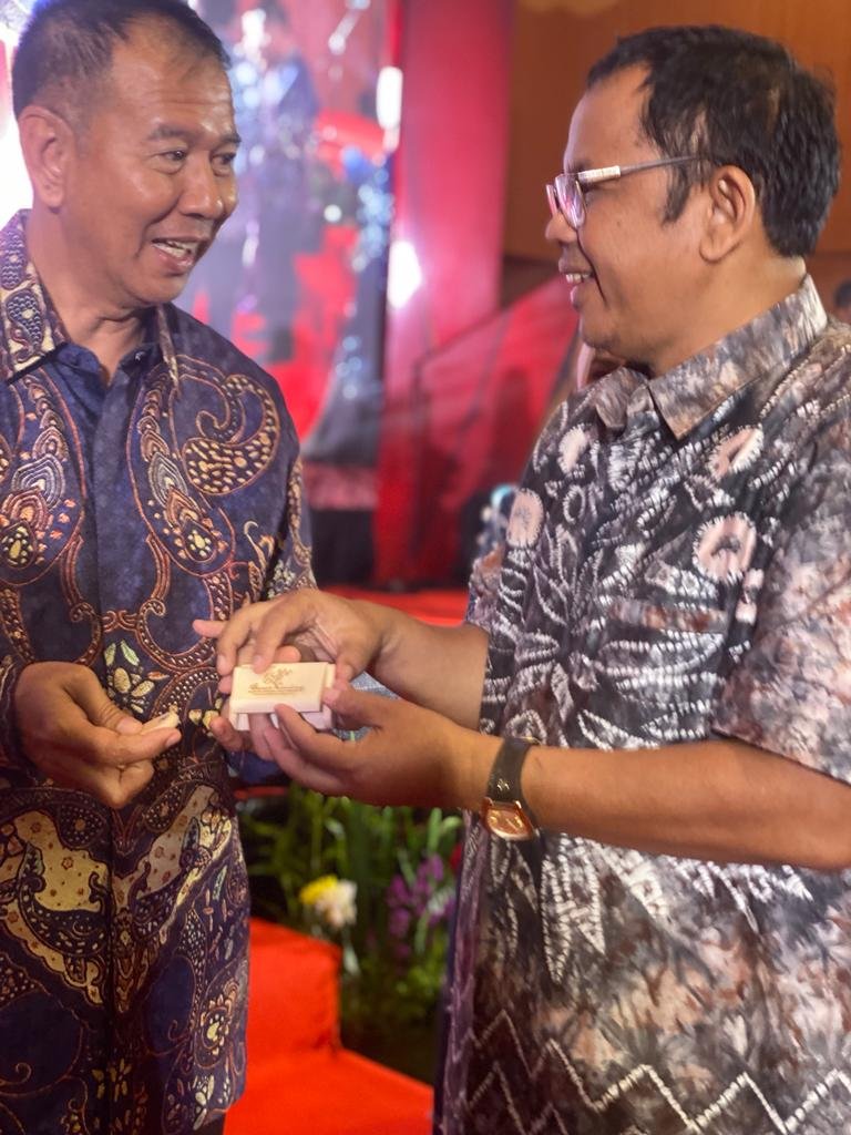 Pisah Sambut Kapolda, Sukhrowardi Serahkan Flash Disc Lagu-Lagu Banjar 2 Hal 9 4 Klm Gabung 2 Gabung lah