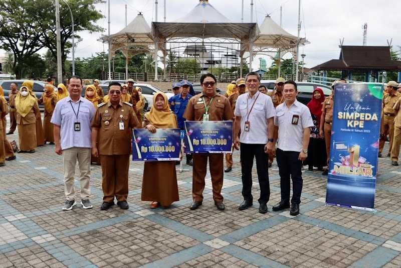Wali Kota Ibnu Sina Serahkan Undian Simpeda KPE Periode IX Tahun 2023 3 Hal 9 7 Klm Kontrak 2 1