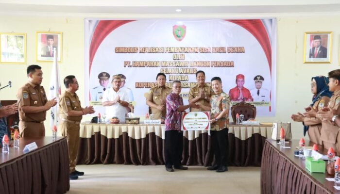 PT HMBP Serahkan Bagi Hasil Usaha ke Koperasi Maju Bersama Bangkal