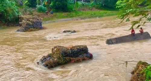 Jembatan Hanyut Diterjang Banjir, Warga Desa Alat Hantakan HST BerPutar Jalan Satu Kilometer 1 IMG 20231210 WA0021 e1702194882934