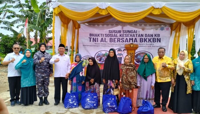 Lanal Banjarmasin bersama BKKBN Kalsel Laksanakan Susur Sungai di HSS