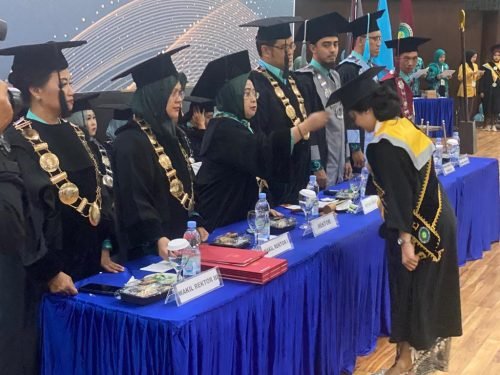 Universitas Sari Mulia Banjarmasin Wisuda 804 Sarjana, Alumninya Bekerja di Luar Negeri 1 IMG 20231220 WA0048 e1703082479217