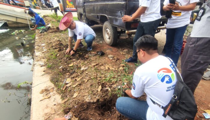 BRI BO Banjarmasin A Yani Bersihkan Sungai dan Tanam Pohon
