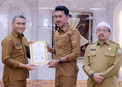 “Perjanjiaan Kinerja Bukan Semata mata Formalitas”<br>Bupati Minta Komitmen Kepala Perangkat Daerah Layani Masyarakat 1 1 25 klm Kontrak Martapura 20 Layani masyarakat