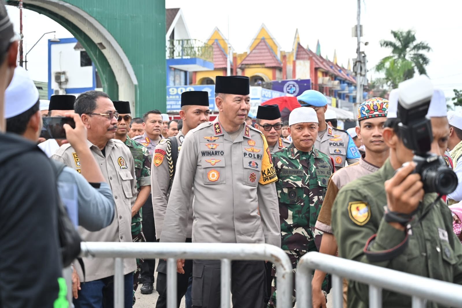 Kagum, Jutaan Jemaah Tertib<br>Tak Ragu Menggelar Sajadah Sepanjang A Yani 1 1 25 klm kapolda haul