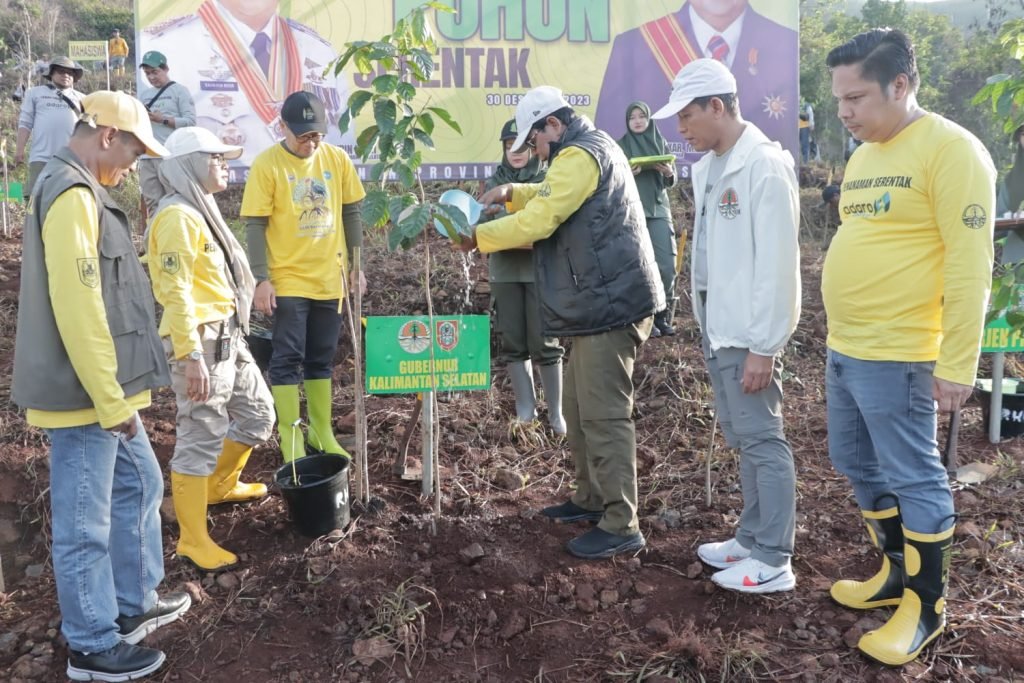 1 35 klm Kontrak Pemprov 1 Paman Birin bersama mahasiswa tanam ribuan pohon