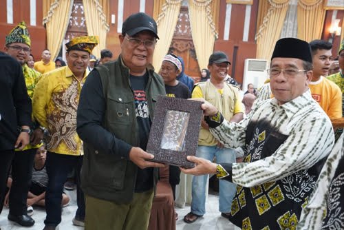 Bubuhan Banjar Kalteng Gembira Bersilaturahmi dengan Paman Birin dan Warga Banua 1 1 4 klm Kontrak Pemprov 22 Paman Birin dan Ketua PW KKB Kalteng