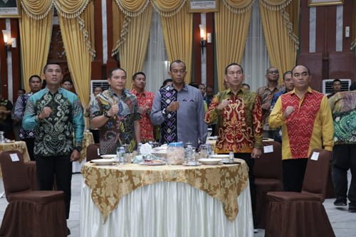 Paman Birin Apresiasi Kerja Keras TNI Jaga Keamanan Kalsel 1 1 45 klm gabung pamanKontrak Pemprov 19 Paman Birin apresiasi kerja keras TNI