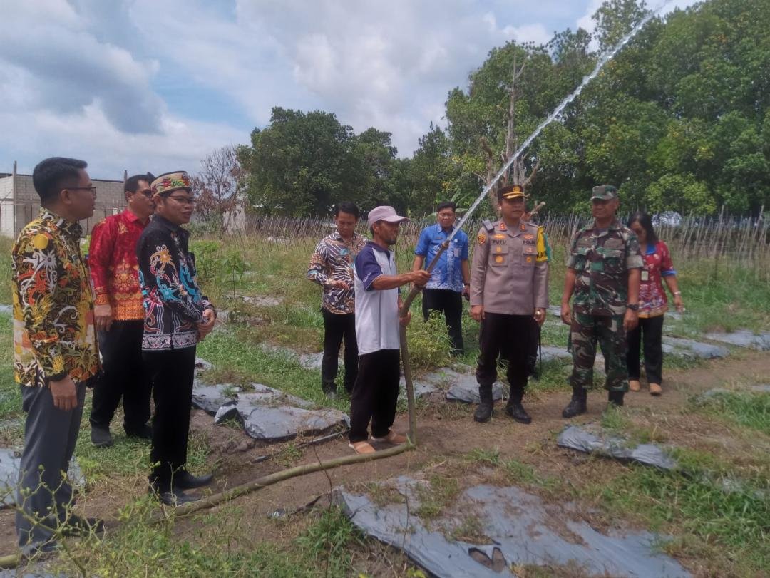 Asisten II Hadiri Kegiatan Vicon Bersama Kasad Program TNI Manunggal Air 1 15 katingan 11