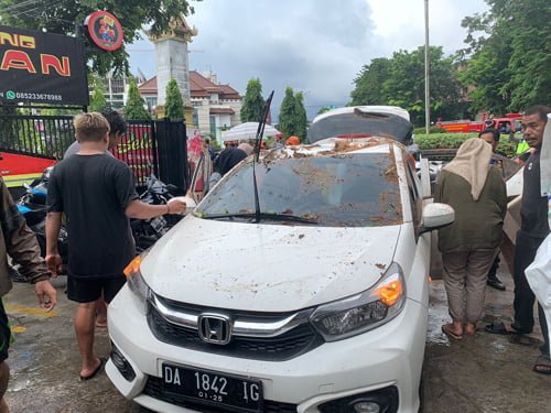 Angin Kencang, Honda Brio Rusak Tertimpa Pohon Tumbang 1 6 FOTO HL Angin Kencang 3klm