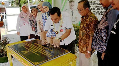 Gedung DP3APMP2KB Diresmikan<br>Aditya Harapkan Lebih Banyak Melayani Masyarakat 1 Hal 10 4 Klm Peresmian Gedung