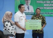 Wali Kota Banjarbaru, Aditya Serahkan Bantuan Tenda Kursi Warga Liang Anggang 15 Wali Kota Banjarbaru, Aditya Serahkan Bantuan Tenda Kursi Warga Liang Anggang