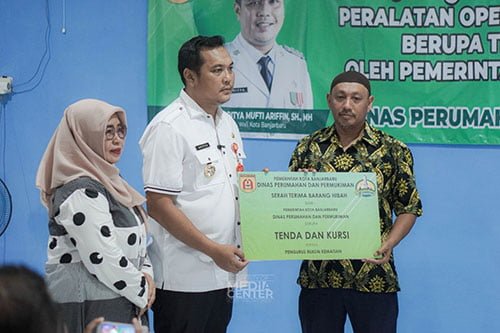 Wali Kota Banjarbaru, Aditya Serahkan Bantuan Tenda Kursi Warga Liang Anggang 1 Hal 10 7 KLm Gabung 1