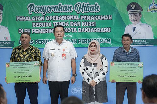 Wali Kota Banjarbaru, Aditya Serahkan Bantuan Tenda Kursi Warga Liang Anggang 4 Hal 10 7 KLm Gabung 3