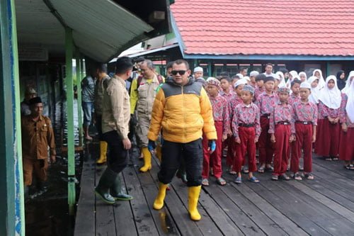 Pj Bupati Komitmen Tangani SDN di Daha Terdampak Banjir 1 Hal 12 HSS 3 klm 11