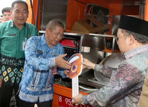 Hal 16 2 KLm Martapura terima bantuan